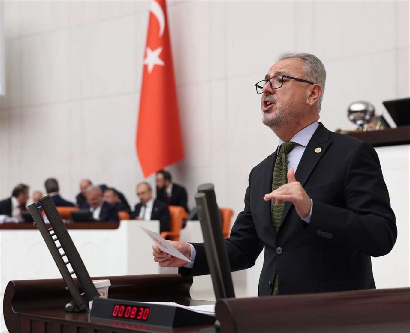 Okul taşınırken öğrencilerin sıra taşımasına tepki: 
